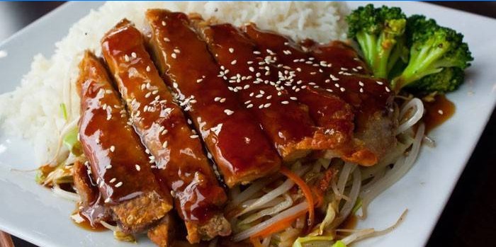 Kyllingehak med teriyaki-sauce med ris