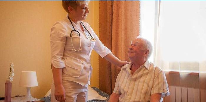 Læge og patient på en hospital afdeling