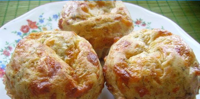 Ostemuffins på en tallerken
