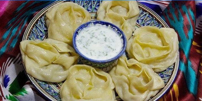 Klar manti med sauce på en tallerken
