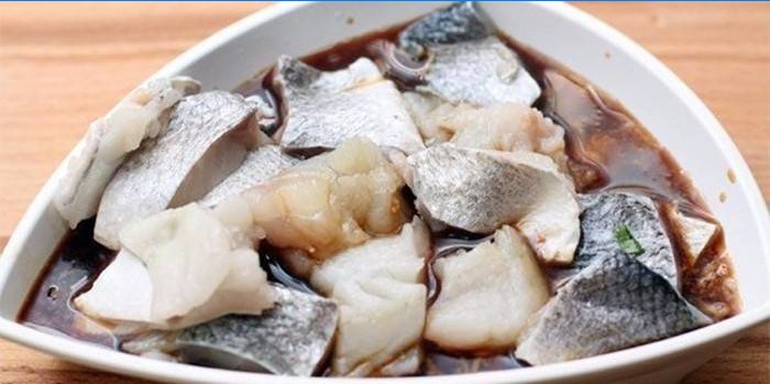 Skiveskåret fisk i en soyasausmarinade