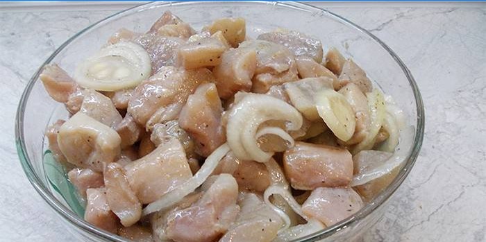 Stykker af fisk i en marinade