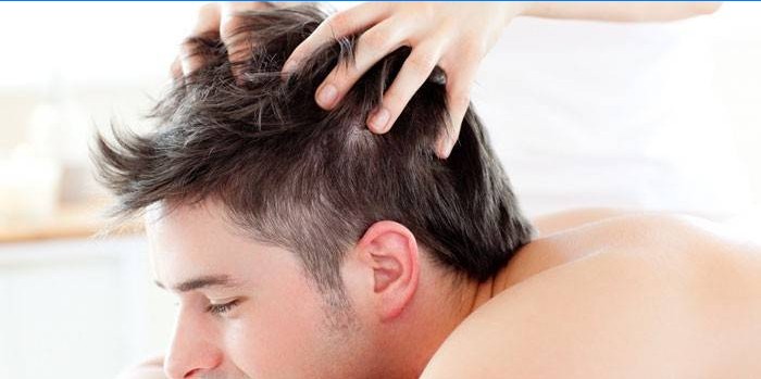 Pige gør fyr til en hovedmassage