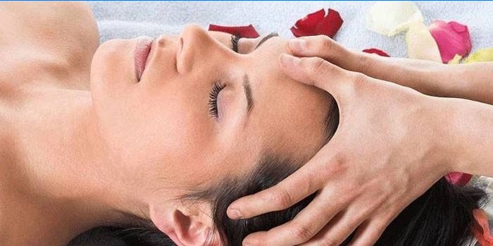 En pige får en hovedmassage