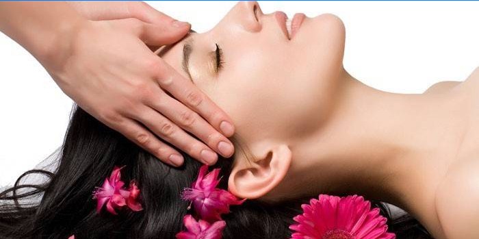 Pige på en japansk hovedmassage