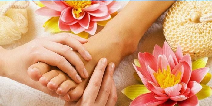 Pige, der laver fodmassage