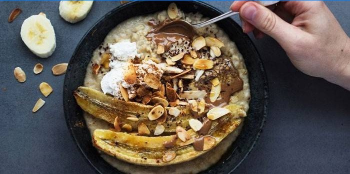 Havregryn med banan og nødder