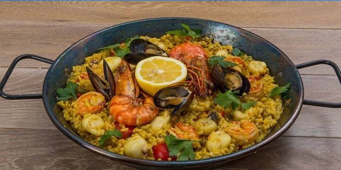 Klassisk spansk paella med skaldyr i en gryde