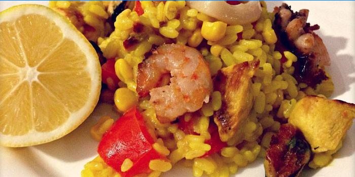 Paella med kylling og skaldyr på en tallerken