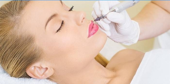 Pige gør permanent læbe makeup
