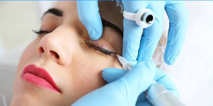 Skibsføreren foretager permanent makeup af øjenlågene