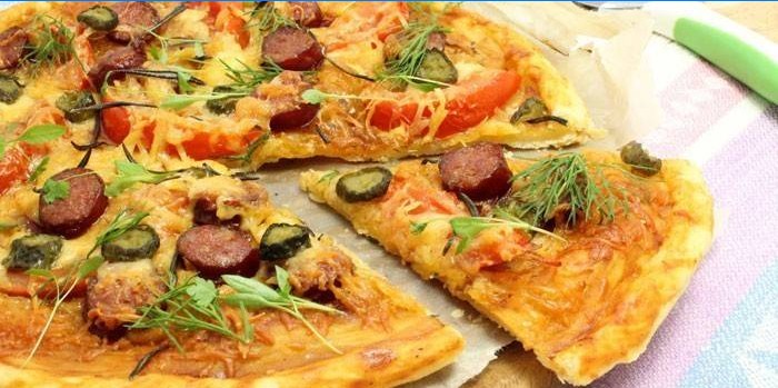 Puff wienerbrød pizza med pølser og tomater
