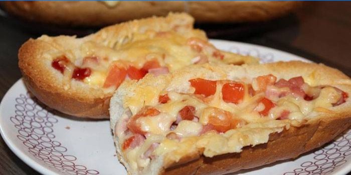 Baguette pizza på en tallerken