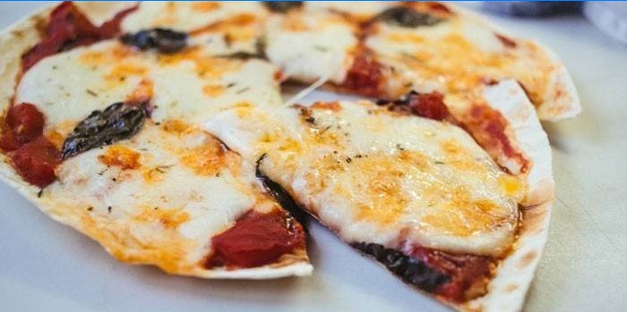 Lavash-baseret pizza med tomat- og mozzarella-fyld