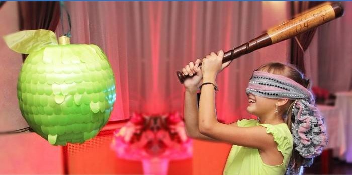 Pige bryder en pinata