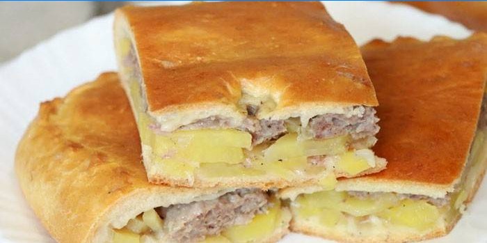 Pie med kartofler og hakket kød