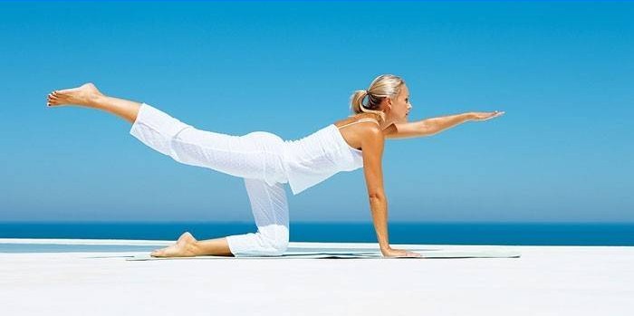 Pigen er engageret i body flex