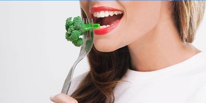 Pige spiser broccoli