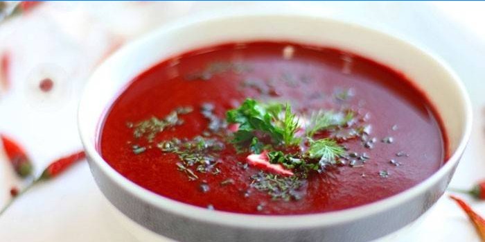 Rødbeder suppe i en tallerken