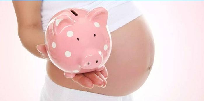 Gravid pige med en sparegris