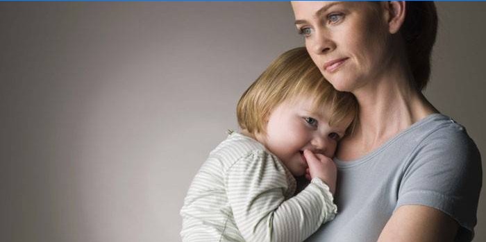 Kvinde med en baby i armene