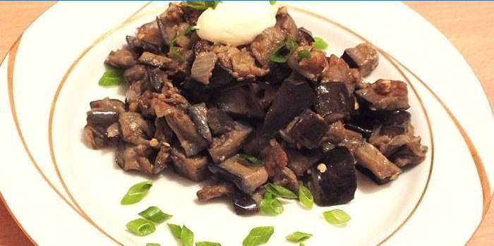 Stegt aubergine med hvidløg og svampe på en tallerken