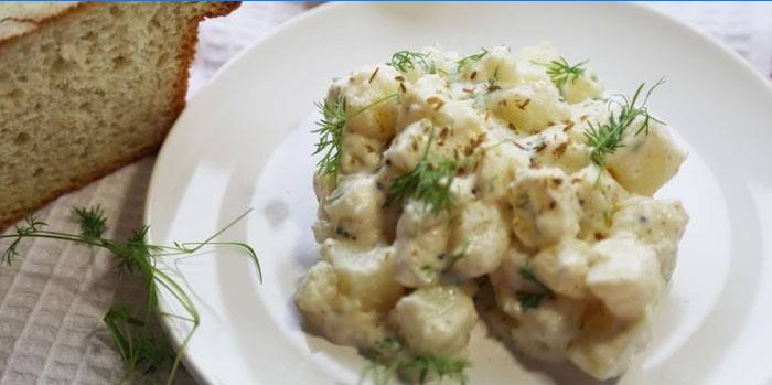 Varm salat med kartofler på en tallerken