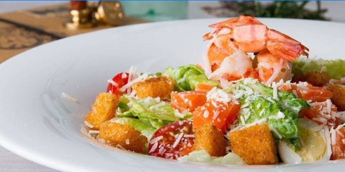 Caesar salat med rød fisk og rejer