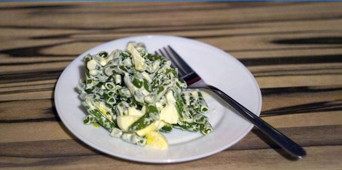 Grøn bønne salat med æg på en tallerken