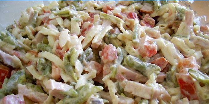 Strenge bønnesalat med mayonnaise og skinke