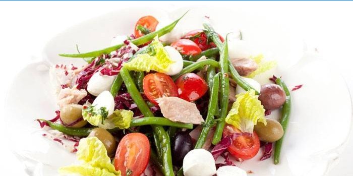 Salat med tun, oliven, mozzarella og grønne bønner