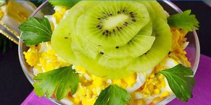 Dame glædesalat med kogt æg og Kiwi