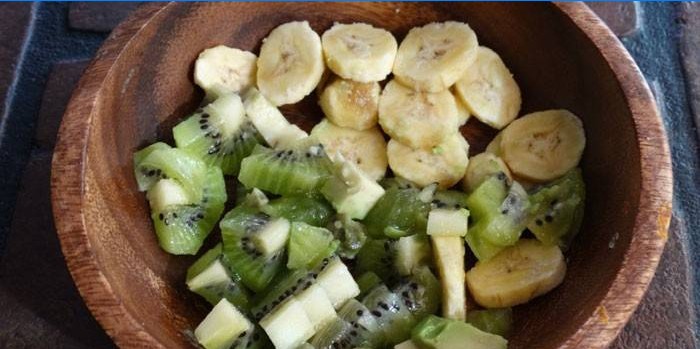 Skiver bananer og kiwi i en tallerken