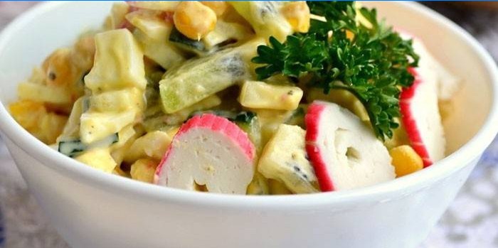 Salat med krabberpinde, majs og kiwi