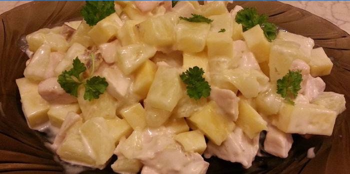 Røget kyllingesalat med ananas på en tallerken