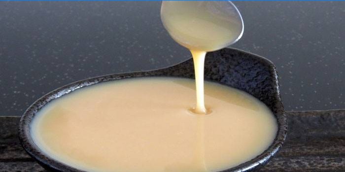 Kondenseret mælk i en tallerken