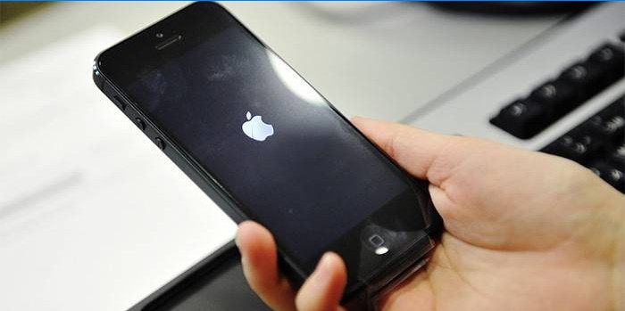IPhone i hånden