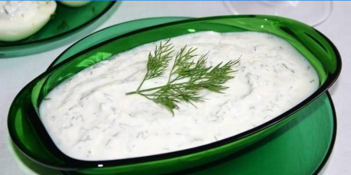 Krydret hvid sauce med creme fraiche, peberrod og urter