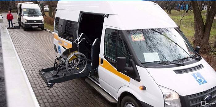 Minibus med kørestolslift