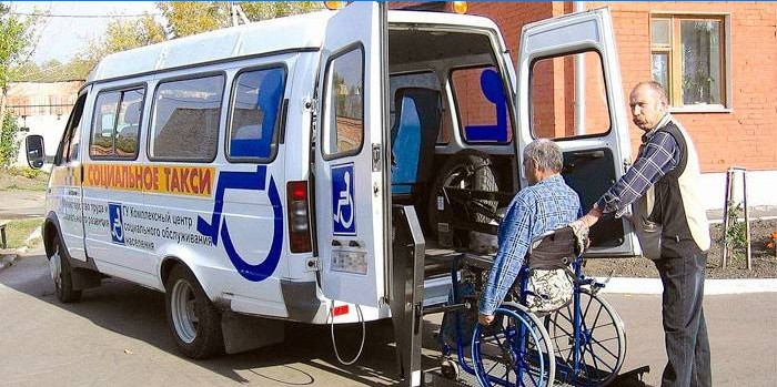 Handicappet ombord på en social taxa