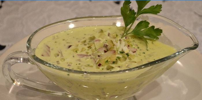 Tartarsauce med pickles i en sauce båd