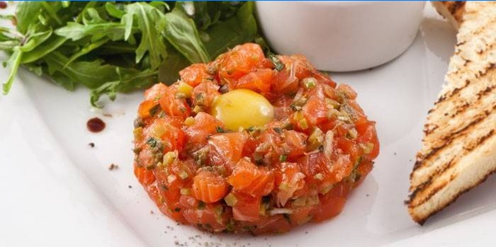 Forræt laks tartare med æggeblomme