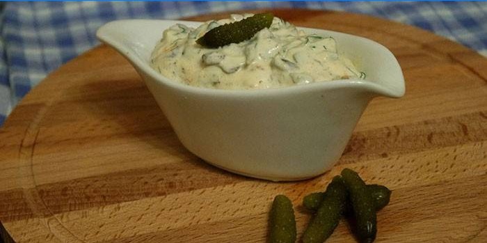 Tartarsaus med gherkins til fisk