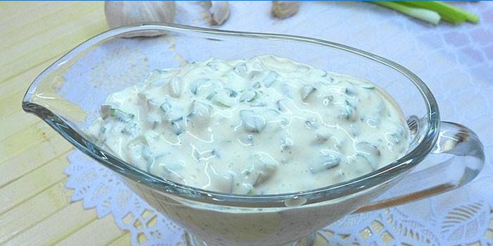 Mayonnaise-baseret tartare-sauce i en sauce-båd