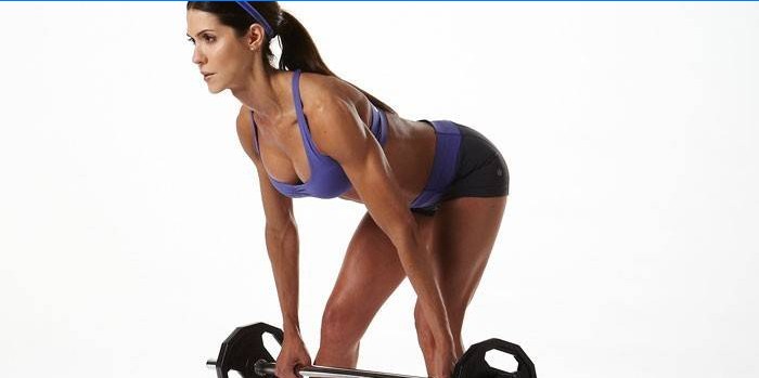 Pige udfører en barbell-lift