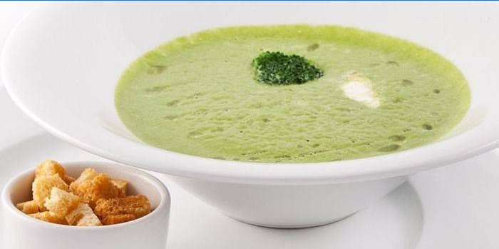 Broccoli-pureesuppe i en tallerken