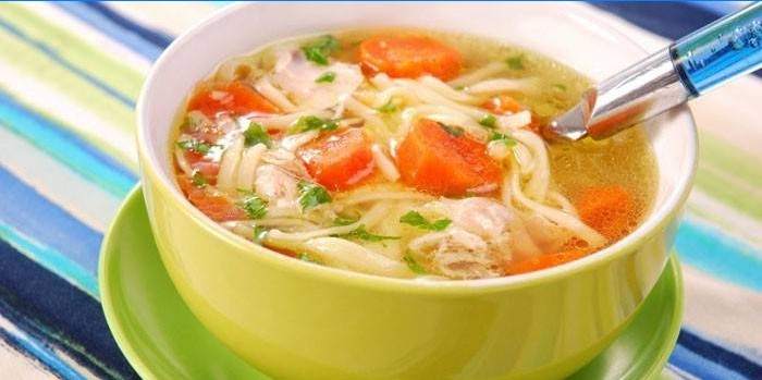 Tallerken med kyllingnudelsuppe