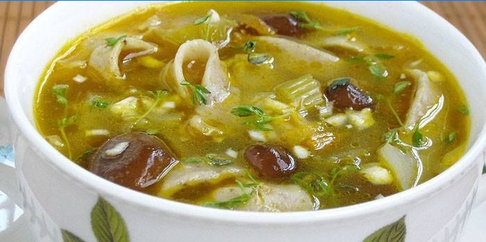 Svampesuppe med hjemmelavede ægnudler
