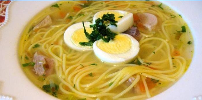 Suppe med æg, skiver kød og nudler
