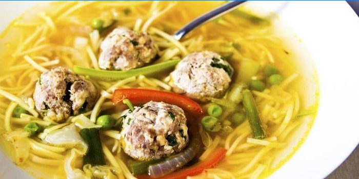 Suppe med nudler, grønne bønner og kødboller